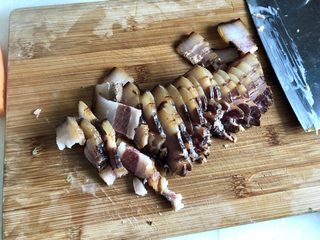 11、玉颜偶染尘世烟➕双椒白玉菇炒酱油肉,酱油肉切1.5毫米左右的薄片，备用。忍不住尝了一块，好香啊????