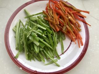 9、玉颜偶染尘世烟➕双椒白玉菇炒酱油肉,青红椒分别切丝，大约与白玉菇等长