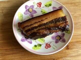 10、玉颜偶染尘世烟➕双椒白玉菇炒酱油肉,蒸好的酱油肉或腊肉取出。窦婆婆的酱油肉做的实在是太漂亮了。今年冬天要多买点五花肉，做它二十斤????