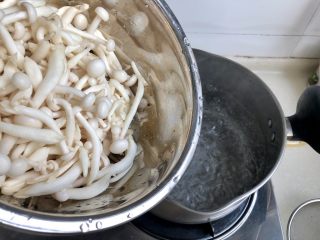 12、玉颜偶染尘世烟➕双椒白玉菇炒酱油肉,白玉菇清洗后已经烧上水了，水开，放入白玉菇焯烫半分钟，可以去除白玉菇的草腥味