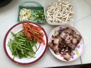 14、玉颜偶染尘世烟➕双椒白玉菇炒酱油肉,全部食材准备好