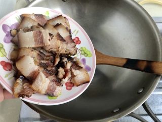 15、玉颜偶染尘世烟➕双椒白玉菇炒酱油肉,热锅后，放少许油，转动下锅子，润润锅，放入酱油肉或腊肉小火煸炒