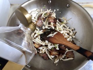 18、玉颜偶染尘世烟➕双椒白玉菇炒酱油肉,加入少许味极鲜翻炒均匀，酱油肉本身有一定盐分，别放太多生抽和盐，会咸的