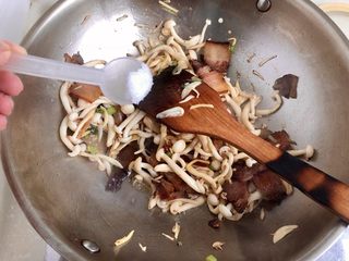 19、玉颜偶染尘世烟➕双椒白玉菇炒酱油肉,加入少许（如图）白糖翻炒均匀，提鲜