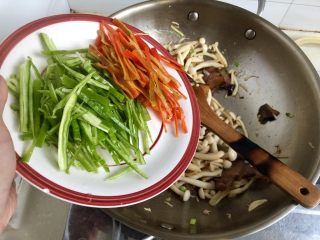 20、玉颜偶染尘世烟➕双椒白玉菇炒酱油肉,加入青红椒丝，翻炒半分钟