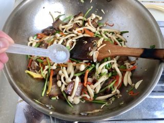 21、玉颜偶染尘世烟➕双椒白玉菇炒酱油肉,尝下咸淡，如果觉得淡，可根据个人口味添加少许食盐，翻炒均匀，即可出锅。常常看阿晨菜谱的宝宝都知道，阿晨不用味精，偶尔会放一点蔬之鲜或者鸡粉。这个随大家喜好，不过味精还是尽量少食用????