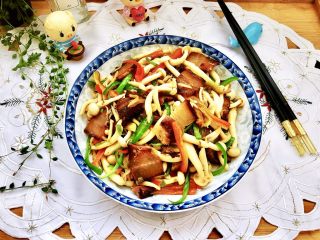 22、玉颜偶染尘世烟➕双椒白玉菇炒酱油肉,成品