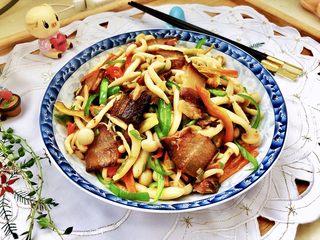 23、玉颜偶染尘世烟➕双椒白玉菇炒酱油肉,成品