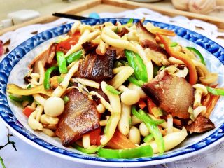 24、玉颜偶染尘世烟➕双椒白玉菇炒酱油肉,白玉菇的清新脆嫩沾染了腊肉的烟火气，简直让人欲罢不能????，喜欢的宝宝们，快点动手试试吧????