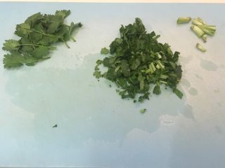 2、泰式酸辣虾汤面,香菜顶端的叶先留下！香菜根部也别丢哦！