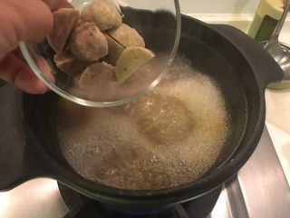 5、泰式酸辣虾汤面,加入贡丸