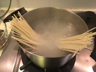 12、泰式酸辣虾汤面,另起热水煮面条