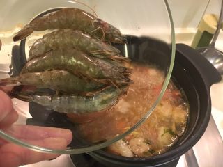 15、泰式酸辣虾汤面,放入虾煮熟，熄火