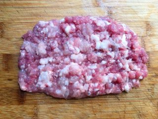6、香菇酿肉,五花肉洗净去皮，剁成肉末