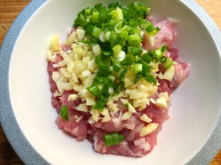 7、香菇酿肉,五花肉放入碗里，放入葱姜蒜