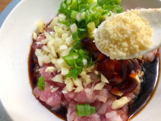 11、香菇酿肉,放入3g鸡精，搅拌均匀