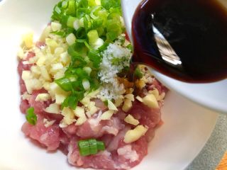 9、香菇酿肉,放入10g生抽