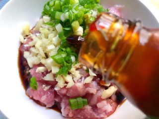 10、香菇酿肉,放入5g蚝油