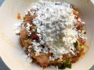 12、香菇酿肉,加入10g淀粉搅拌均匀