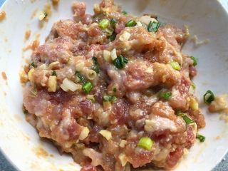13、香菇酿肉,搅拌好腌制10分钟
