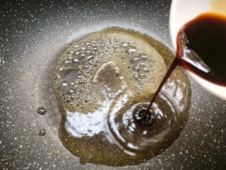 18、香菇酿肉,把香菇蒸出来的汁倒入锅中，倒入10g生抽