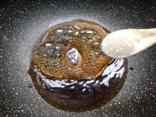 19、香菇酿肉,放入3g白糖，搅拌均匀