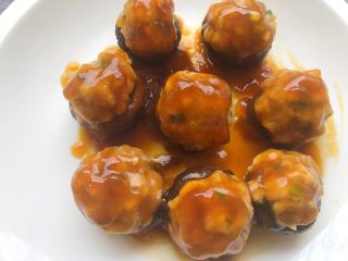 21、香菇酿肉,把芡汁浇到香菇上即可，美味的香菇酿肉就做好了