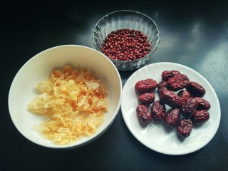 2、红糖红豆银耳羹,准备好食材。