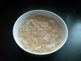 3、红糖红豆银耳羹,提前将银耳泡发（我一般提前一夜泡好）