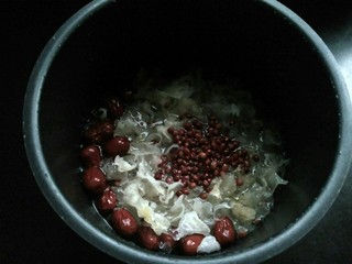 6、红糖红豆银耳羹,将泡发好的银耳，红豆洗净和红枣一起放入电压力锅中。