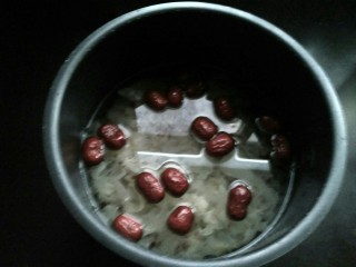 7、红糖红豆银耳羹,加入清水（这是4个人的量）