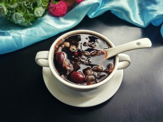 11、红糖红豆银耳羹,加入红糖，搅拌一下，可以美美的享用了。