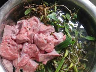 3、石橄榄猪肺汤,洗猪肺的过程忘拍了，将洗干净的猪肺石橄榄放锅里加够水大火煮