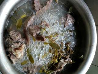 4、石橄榄猪肺汤,大火煮沸后改中火在煮半个钟就可以下盐关火了