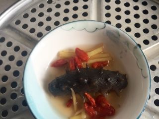 2、小米辽参粥,将发好的辽参上笼蒸20分钟，事先在辽参里加入姜丝、料酒、盐、枸杞。