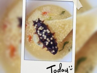 4、小米辽参粥,加入蒸好的辽参、盐、魔术高汤，再炖10分钟，加入菜末即可食用，一道为家人做的营养早餐好啦！