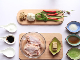 1、腐乳蒸鸡翅,准备好所有的材料