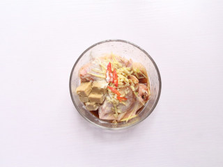 3、腐乳蒸鸡翅,将姜切丝，蒜拍成沫，加入所有调料与鸡翅搅拌匀均，腌制一个小时以上