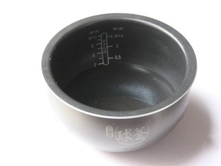 4、腐乳蒸鸡翅,锅中加水至最低刻度线