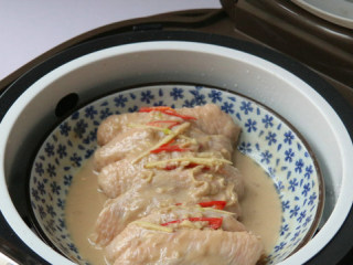 5、腐乳蒸鸡翅,将腌制好的鸡翅放入电饭煲内