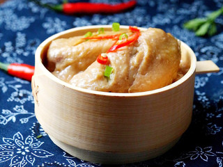 7、腐乳蒸鸡翅,蒸好的鸡翅撒上葱沫便好装盆