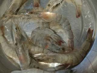 1、炸开背虾,挑虾看虾头是否“硬”，虾头颜色是否浑浊。我这里地域关系死虾和牛肉一个价 ，家里人也不爱吃虾。