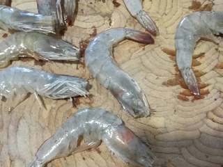 2、炸开背虾,去掉虾眼睛，和虾枪。我是一剪刀剪下去，这样没有那么好看。