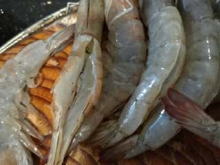 3、炸开背虾,给虾“开背”，去虾线。