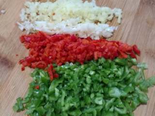 4、炸开背虾,把青辣椒，红辣椒，葱姜蒜都切成小丁。