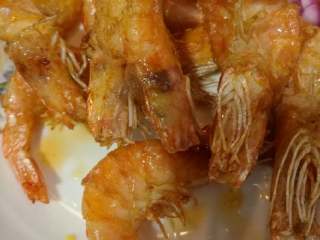 6、炸开背虾,把虾粘上蛋液，上油炸好。