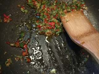 7、炸开背虾,把青红椒，葱姜蒜用耗油和糖炒熟。