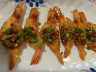 8、炸开背虾,整形，摆盘。