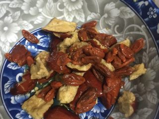 2、银耳雪梨羹,炖煮银耳空隙，把大枣掰碎 枸杞洗净