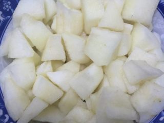 3、银耳雪梨羹,把雪梨去皮切成小块